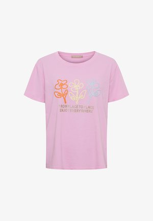 Lyserød kortærmet T-shirt med orange, gule og blå broderede blomster og teksten "FRA STED TIL STED NYD OVERALT."