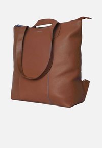 Brun läder tote-väska med blå sömnadsdetaljer, utrustad med två robusta handtag, ett dragkedjestängning och en strukturerad, rymlig design.
