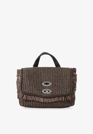 Sac à main tressé marron avec bords effilochés, poignée supérieure et deux fermoirs à tour argentés sur le rabat avant.