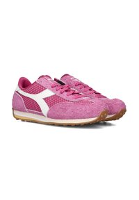 Roze sportschoenen met een textuurafwerking, meshpanelen, witte accenten en rubberen zolen. Beschikt over een traditionele vetersluiting en een ronde neus.