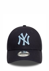 Gorra de béisbol azul marino con el logotipo 'NY' bordado en azul claro. Presenta un visera curva y correa ajustable. El material es textil suave.