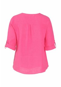 Blouse en lin rose avec manches courtes retroussées, encolure ronde, pli au dos et coupe décontractée. Texture lisse et tissu léger et respirant.