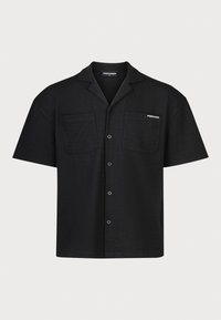 Camicia nera a maniche corte con bottoni, tessuto strutturato, due tasche frontali e un piccolo logo sul petto sinistro. Design con colletto classico.