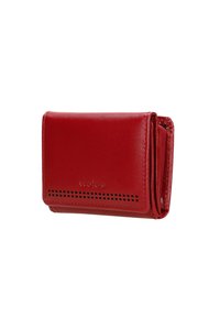 Rood leren portemonnee met een compact opvouwbaar ontwerp, voorzien van een zwart geperforeerd patroon en een reliëflogo op de voorkant.