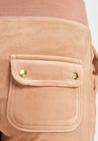Juicy Couture DEL RAY GOLD HARDWARE  - Nohavice - cafe au lait