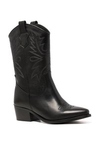 Botas de vaquero de cuero negro con punta afilada, tacón apilado y detalles decorativos de costura en el eje. Cuenta con lengüetas para facilitar el uso.