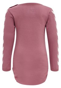 Langærmet skjorte i blødt, tekstureret mauve-stof med hvide chevron-striber langs ærmerne. Rundet kant og knapdetalje på skulderen.