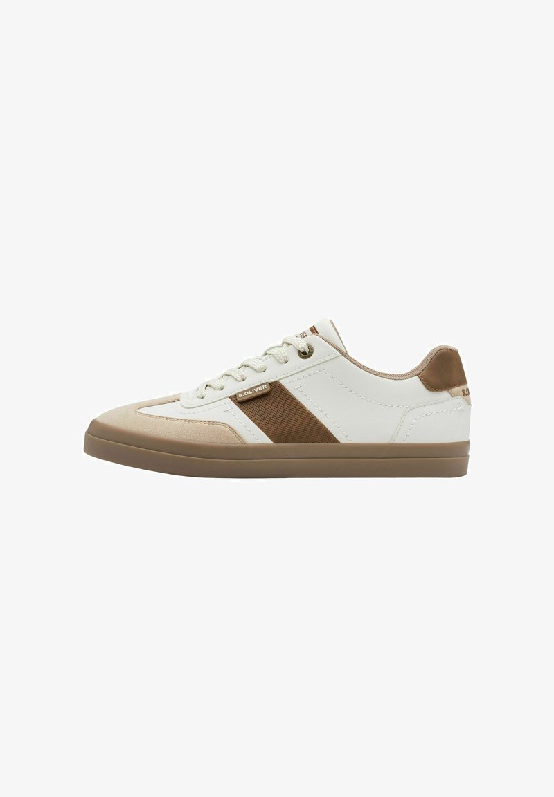 Weiße Sneaker mit braunen Akzenten, ausgestattet mit einem glatten Lederobermaterial, Stoffseitelementen und einer strukturierten Wildleder-Zehenkappe. Gummilaufsohle.