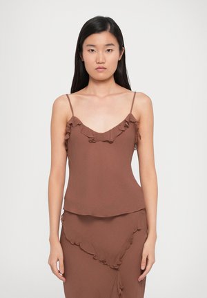 Bruine, lichte camisole met dunne bandjes, voorzien van een gerimpelde halslijn en een vloeiende silhoeët. Zachte textuur, eenvoudig ontwerp.
