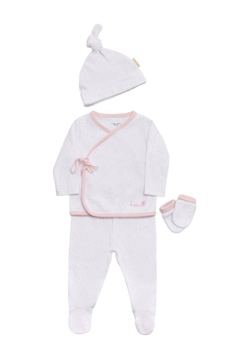 Conjunto de bebé blanco suave con ribetes rosa claro, que incluye un gorro con moño en la parte superior, una camiseta de manga larga tipo envoltura, pantalones con pies y manoplas con pequeños puntos.