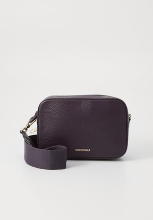 Borsa a tracolla in pelle viola con superficie testurizzata, chiusura con zip e dettagli con logo dorato. Include una tracolla intrecciata per un facile trasporto.