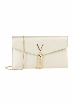 Pochette en cuir beige avec bandoulière chaîne dorée, fermeture à rabat et logo "V" doré avec accent à pampille au centre devant.