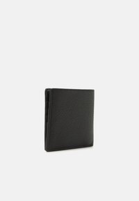 Sort lædertegnebøger med en struktureret overflade, rektangulær form og minimalistisk design. Har kortlommer på den ene side og syede kanter.