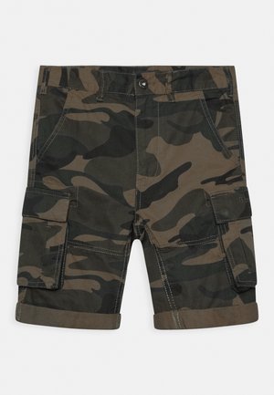 Short cargo camouflage vert foncé et marron avec poches avant, passants de ceinture, fermeture par bouton et ourlets roulés.