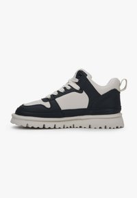Sneakers z białą i granatową skórzaną cholewką, z teksturowaną, grubą podeszwą i okrągłymi sznurówkami. Zawiera pętelkę na pięcie, ułatwiającą zakładanie.