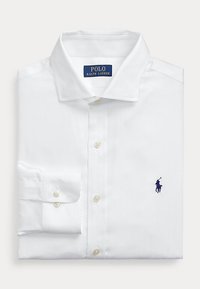 Weißes langärmeliges Hemd mit Knopfleiste und Kragen, ordentlich gefaltet, mit kleinem dunkelblauem Polo Ralph Lauren-Logo auf der Brust.