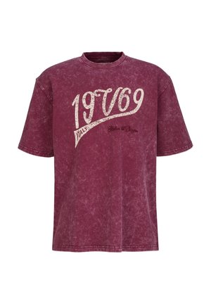Bordeauxfarbenes T-Shirt mit kurzen Ärmeln und verblasster Textur, mit großem weißen "19V69"-Text und kleineren "Italy"- und Schriftzug-Details auf der Vorderseite.