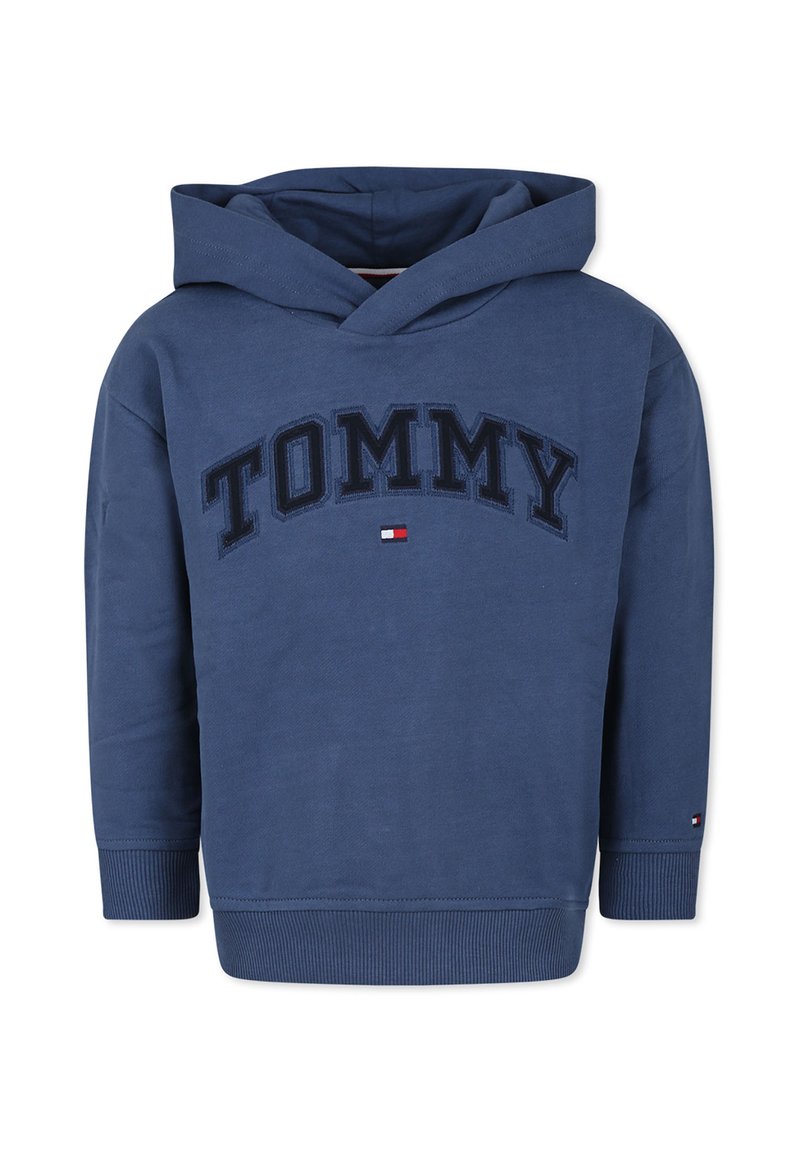 Felpa blu in cotone con "TOMMY" ricamato sul davanti. Presenta un cappuccio con cordino, polsini e bordo a costine, con dettaglio del logo sulla manica.