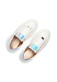 Hvide sneakers med iriserende accenter, rund tå, snørebåndsdesign, metalliske øjer og et gyldent indre. Flad sål med subtil tekstur.