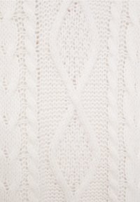 Tissu tricoté blanc avec un motif en câble comprenant des points verticaux entrelacés et des points en forme de losange.