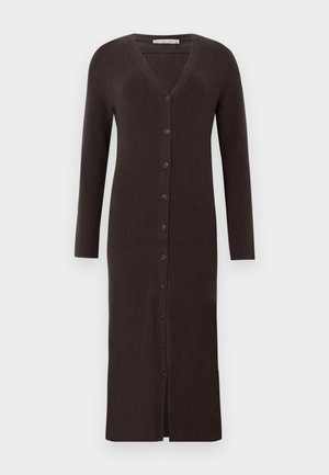 Lang, mørkebrun ribbestrikket cardigan med V-hals, lange ermer og full knappestenging foran med 7 knapper. Midt på leggen lengde.