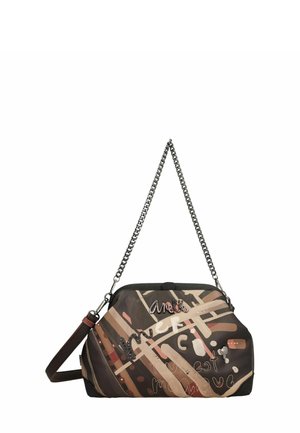 Sac à main en tissu multicolore avec une bandoulière chaîne, présentant des motifs abstraits en marron, crème et rose, avec du texte décoratif et des accents.