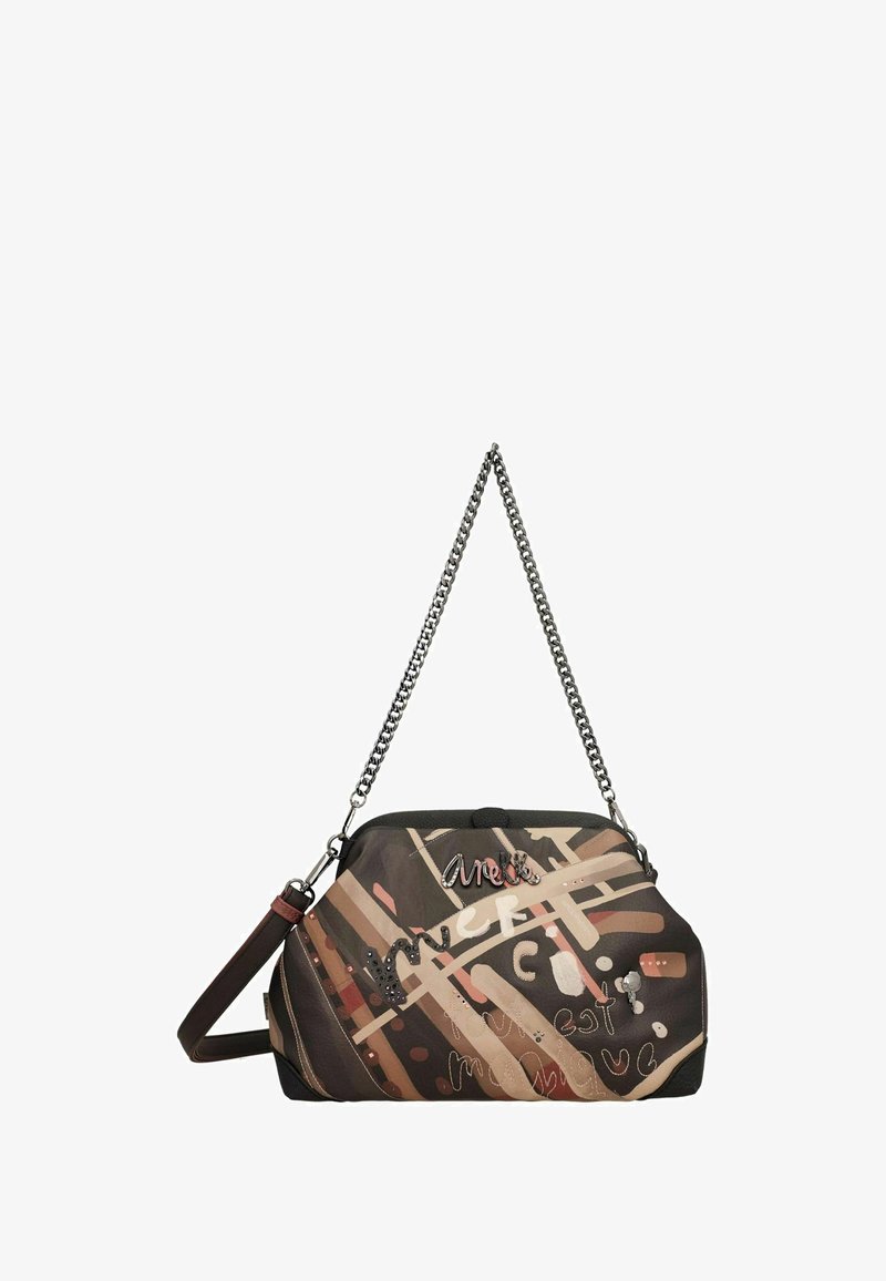 Bolso de tela multicolor con una correa de cadena, con patrones abstractos en marrón, crema y rosa, con texto decorativo y detalles.