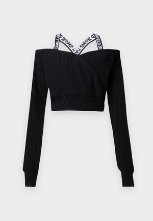 Črni kratki pleteni pulover z dolgimi rokavi in belimi obročastimi trakovi z oznako čez ramena.