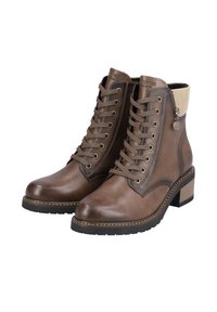 Bottines en cuir marron avec un design à lacets, un col rembourré et un petit talon carré avec une semelle en caoutchouc texturée.