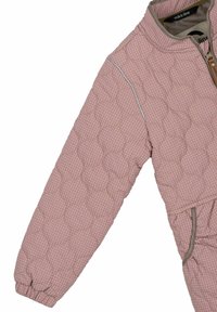Chaqueta acolchada rosa con cuello alto, mangas largas y bolsillos laterales. Presenta un cierre de cremallera y ribetes en contraste a lo largo de las costuras.