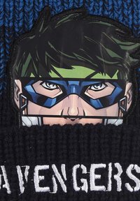 Berretto in maglia nera con una grafica del volto di un personaggio con capelli verdi e occhiali blu, arricchito da testo bianco "AVENGERS".
