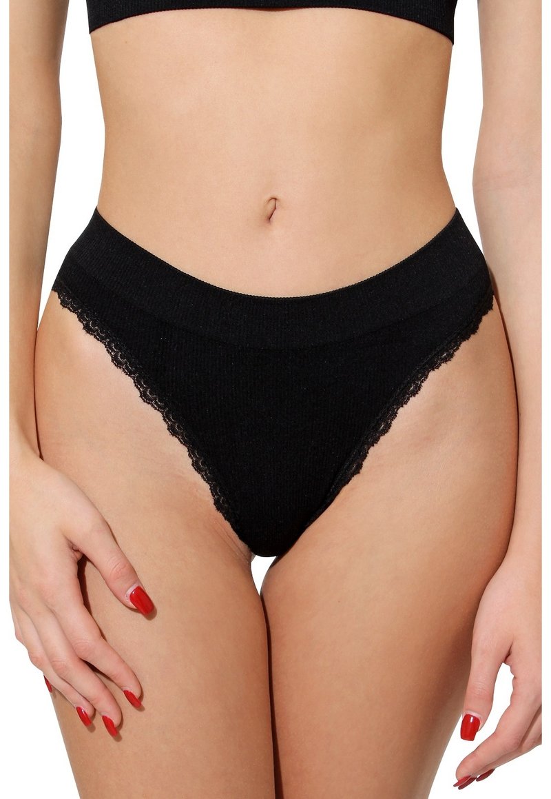 Schwarz gemischte Baumwollthong mit geripptem Textur, Spitzensaum entlang der Kanten und einem breiten Bund. Keine sichtbaren Verschlüsse oder Muster.