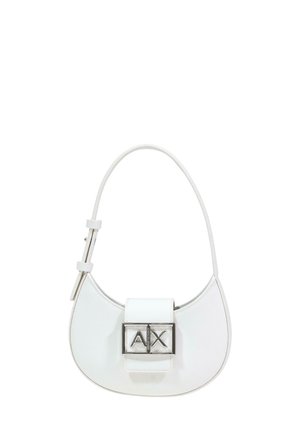 Bolso blanco con forma curva, textura lisa y cierre con broche de logo plateado. Cuenta con una correa delgada para el hombro, ajustable.