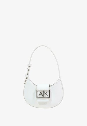Bolso blanco con forma curva, textura lisa y cierre con broche de logo plateado. Cuenta con una correa delgada para el hombro, ajustable.