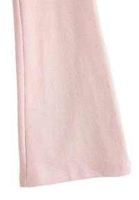 Lys pink ribbet stof med en blød tekstur, der har en lige snit og ren kant. Ingen synlige mønstre eller hardware detaljer.