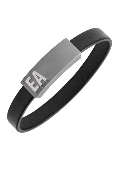 Fermoir en acier inoxydable plat et rectangulaire avec l'inscription 'EA' gravée sur un bracelet en cuir noir lisse. Le bracelet est arrondi et légèrement texturé.