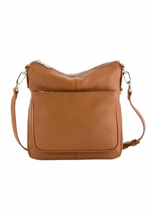 Brun læder crossbody taske med front lynlåslomme, justerbar rem og sølv metal spænder på hvid baggrund.