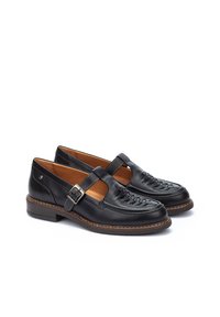 Zwarte leren schoenen met een geweven ontwerp aan de voorkant en een gespstrap. Platte zool, met bruine accenten langs de randen. Klassieke stijl.
