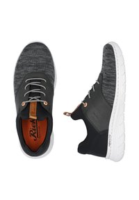 Graue und schwarze Sneakers mit einem strukturierten Strickobermaterial, weißer Sohle und runden Schnürsenkeln. Enthält einen Lederakzent an der Ferse und orangefarbenes Branding im Inneren.