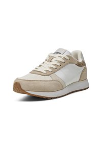 Zapatilla beige y blanca con upper de ante y tela, acentos texturizados, cierre con cordones y suela de goma con un patrón de agarre.
