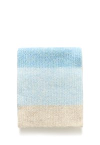 Coperta in maglia con un motivo gradiente che sfuma dal blu chiaro al beige, caratterizzata da una texture morbida e forma rettangolare.