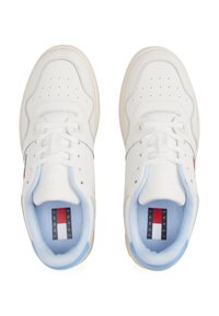 Bílé sportovní tenisky se šedými akcenty, perforovaným detailem a světle modrou podšívkou. Obsahují logovou nášivku v červené, bílé a modré barvě.