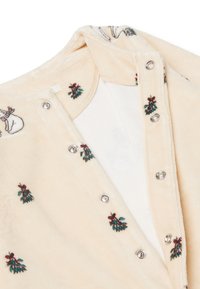 Chaqueta fuzzy color crema con cierre de botones, que presenta motivos navideños bordados de muñecos de nieve y acebo en verde y rojo. Textura suave.
