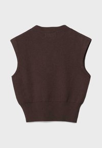 Tmavě hnědá pletená bezrukávová vesta se žebrovaným lemem a kulatým výstřihem, položena na světlém pozadí.