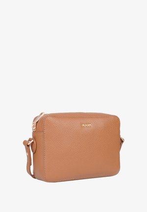 Sac bandoulière en cuir grainé bronze avec sangle réglable et fermeture éclair dorée, comprenant un petit logo JOOP! doré sur le devant.