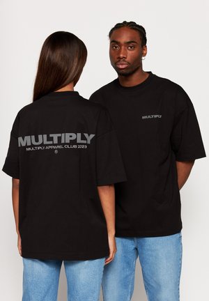 Zwarte katoenen T-shirts met korte mouwen, voorzien van voor- en achterafdrukken in het grijs. Het ontwerp bevat "MULTIPLY" en "MULTIPLY APPAREL CLUB 2023."