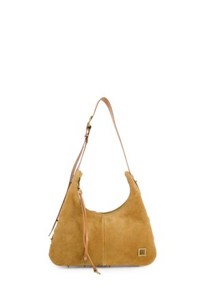 Tan ruskind hobo taske med justerbar læder skulderrem, lynlåslukning og en lille rektangulær guldfarvet logoplade på forreste nederste hjørne.