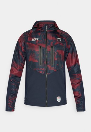 UFC vetrovka z mornarsko modro in burgundsko zasnovo, z zadrgo, kapuco in dvema sprednjima žepoma s črnimi poudarki.