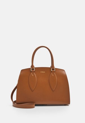 Bruine leren Furla handtas met twee bovenhandgrepen, afneembare lange schouderband en subtiel gouden logo aan de voorkant tegen een witte achtergrond.