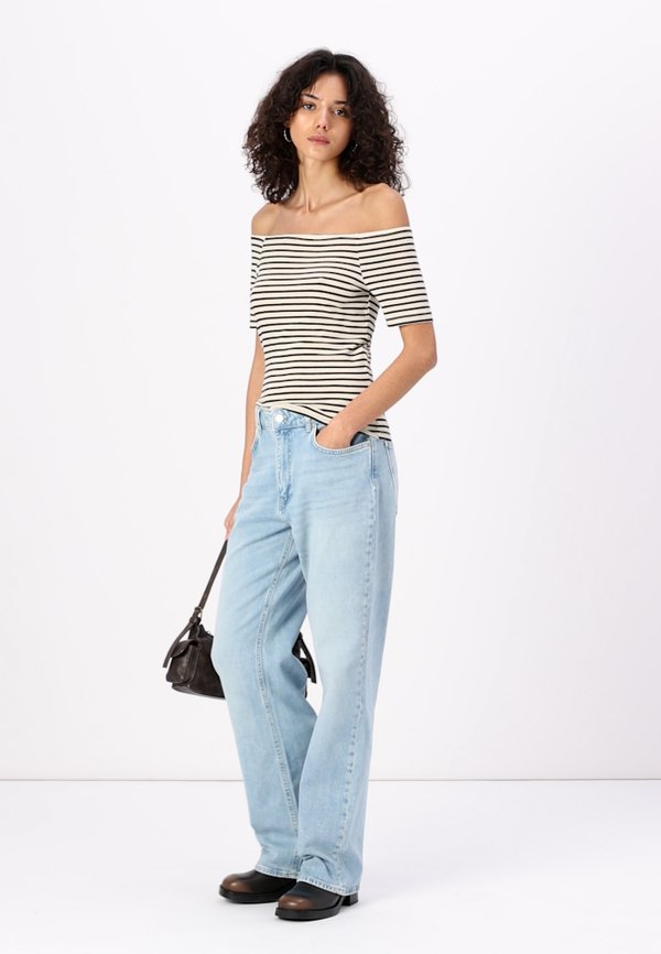 FIONA OFF SHOULDER - Print T-shirt3